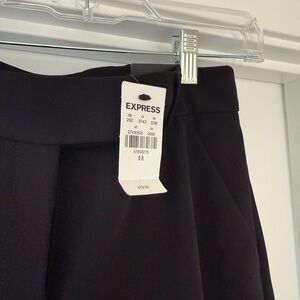 Express Women's size 6R editor relaxed mid rise trousers. NWT